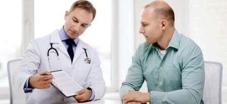 Pakar urologi merawat pelepasan patologi pada seorang lelaki